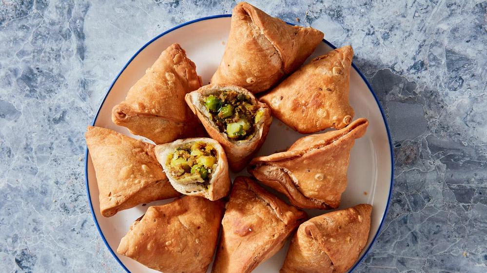 हलवाई जैसे Khasta समोसे घर पर बनाये, अपनाएं ये कमाल के टिप्स 6 हलवाई जैसे Khasta समोसे घर पर बनाये अपनाएं ये कमाल