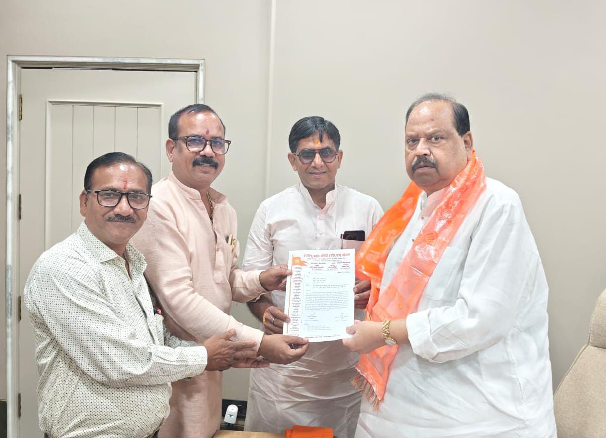 हिन्दू उत्सव समिति के पदाधिकारी प्रभारी मंत्री से मिले, ज्ञापन सौंपा 6 हिन्दू उत्सव समिति के पदाधिकारी प्रभारी मंत्री से मिले ज्ञापन