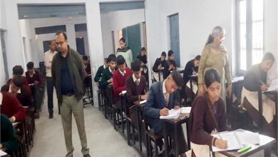 12वीं कक्षा का हिंदी का पेपर था बोर्ड परीक्षा में