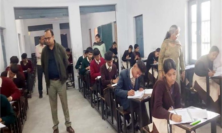 12वीं कक्षा का हिंदी का पेपर था, बोर्ड परीक्षा में नकल की कोशिश नाकाम, फ्लाइंग स्क्वायड ने पकड़ा विद्यार्थी 1 12वीं कक्षा का हिंदी का पेपर था बोर्ड परीक्षा में