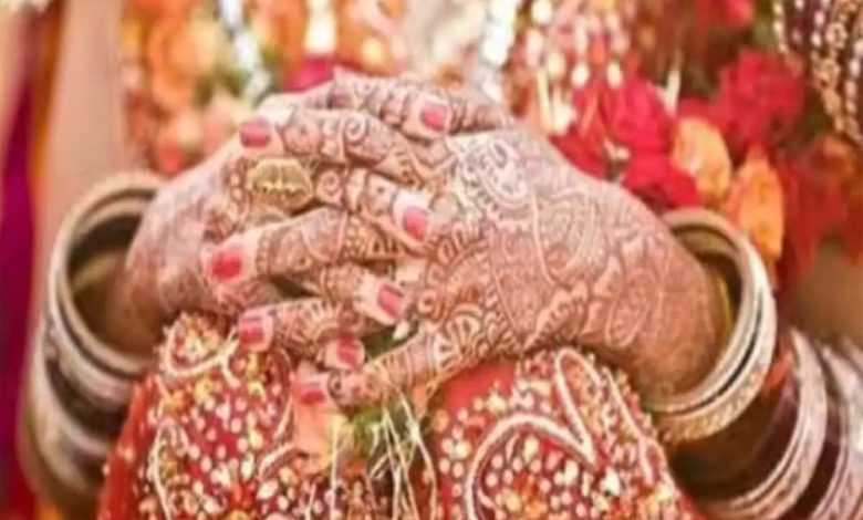 25 साल के लड़के से तय हुई शादी, बारात लेकर पहुंचा 40 साल का दूल्हा, सच्चाई जान दुल्हन ने किया शादी से इनकार 1 25 साल के लड़के से तय हुई शादी बारात लेकर