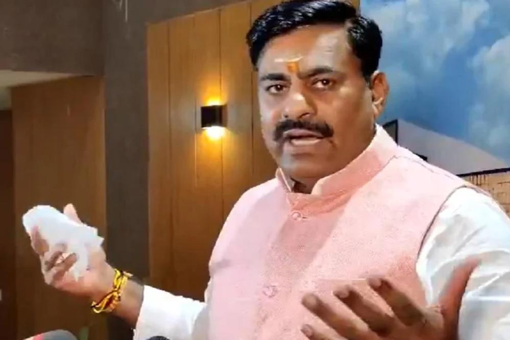 BJP विधायक बोले औरंगजेब की तारीफ करने वाले कब्रिस्तान में