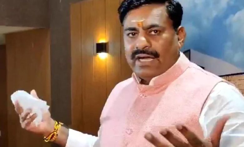 BJP विधायक बोले औरंगजेब की तारीफ करने वाले कब्रिस्तान में