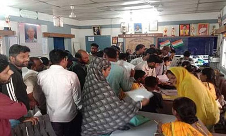 CM Rise School में बच्चों के प्रवेश के लिए उमड़े अभिभावक, पहले दिन ही सीटों से अधिक आवेदन बंटे 1 CM Rise School में बच्चों के प्रवेश के लिए उमड़े