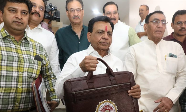 Finance Minister जगदीश देवड़ा ने पेश किया बजट, बोले- GSDP को 250 लाख करोड़ तक पहुंचाना लक्ष्य 1 Finance Minister जगदीश देवड़ा ने पेश किया बजट बोले GSDP