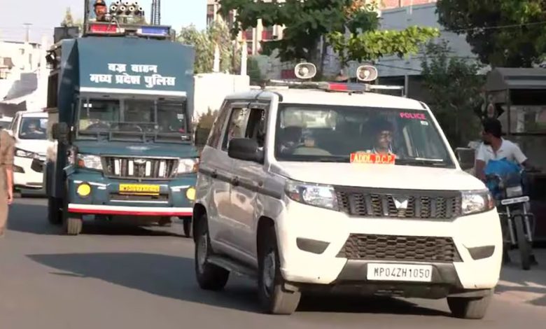 MP पुलिस महू हिंसा के बाद अलर्ट पर, राजधानी में निकाला फ्लैग मार्च, होली पर पूरे शहर में 1000 से ज्यादा जवान रहेंगे तैनात 1 MP पुलिस महू हिंसा के बाद अलर्ट पर राजधानी में