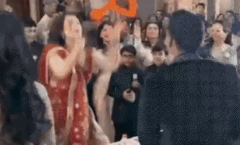 Wedding: Shivraj की होने वाली बहू ने माला लहराकर किया डांस, ससुराल गेंदा फूल...गाने पर नाचे दूल्हा-दुल्हन 1 Screenshot 20250305 193605.Chrome28129