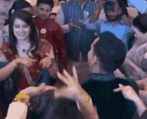 Wedding: Shivraj की होने वाली बहू ने माला लहराकर किया डांस, ससुराल गेंदा फूल...गाने पर नाचे दूल्हा-दुल्हन 3 screenshot 20250305 1936057764730632723680741