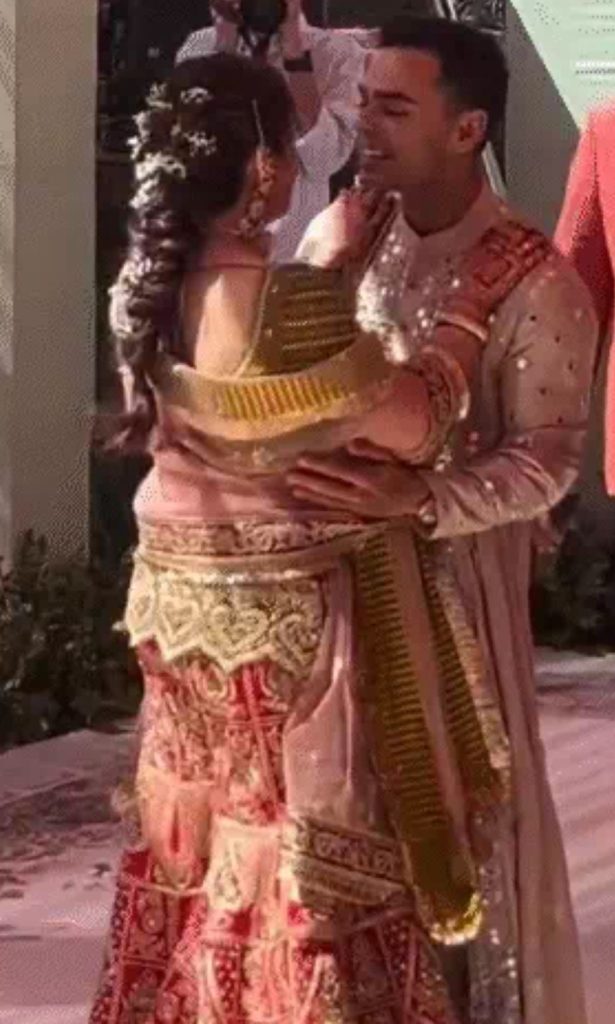 Wedding: Shivraj की होने वाली बहू ने माला लहराकर किया डांस, ससुराल गेंदा फूल...गाने पर नाचे दूल्हा-दुल्हन 2 screenshot 20250305 1938003124775431923035914