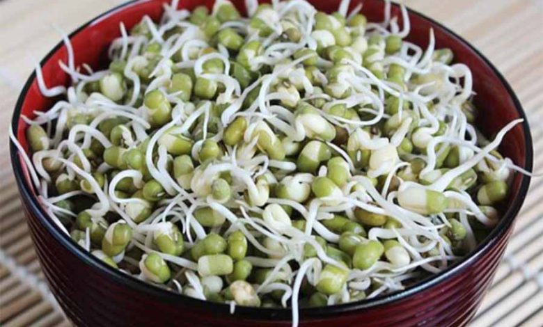 अंकुरित मूंग खाने से इम्यूनिटी होगी स्x200dट्रॉन्x200dग