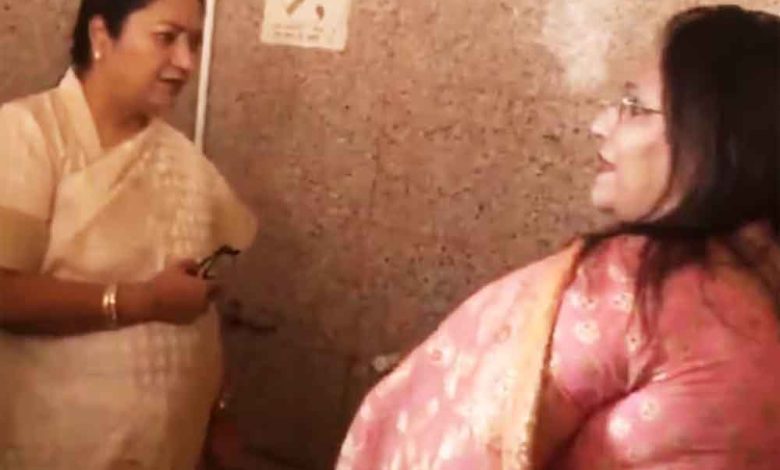 अब स्कूल में अचानक मारा छापा मैडम की लगा दी