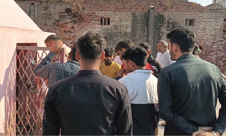 अमरोहा में तनाव, चामुंडा मंदिर में तोड़फोड़, उखाड़ी मूर्तियां 1 अमरोहा में तनाव चामुंडा मंदिर में तोड़फोड़ उखाड़ी मूर्तियां