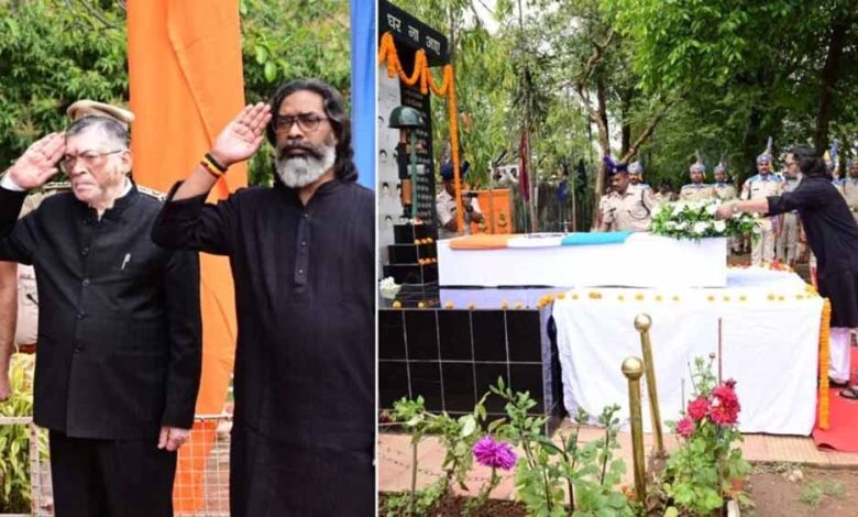 आईईडी विस्फोट में शहीद सीआरपीएफ जवान को सीएम हेमंत और राज्यपाल ने दी श्रद्धांजलि 1 आईईडी विस्फोट में शहीद सीआरपीएफ जवान को सीएम हेमंत और