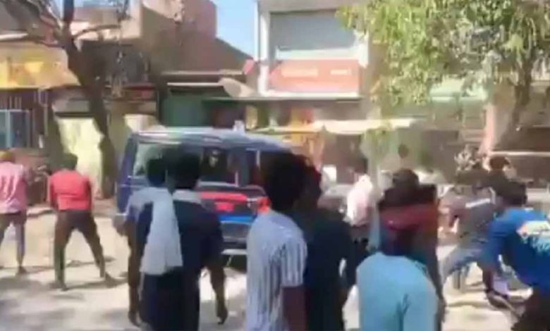 आजमगढ़ में लॉकअप में युवक मौत से बवाल, थाने का घेराव, तोड़फोड़-पथराव 1 आजमगढ़ में लॉकअप में युवक मौत से बवाल थाने का