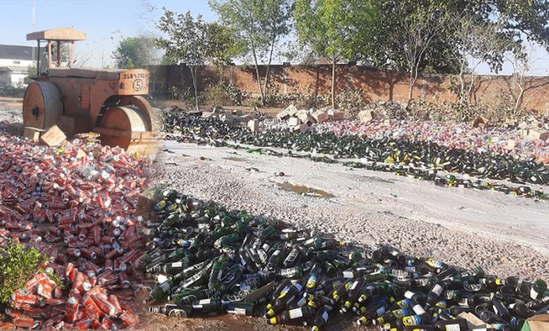आबकारी विभाग ने 1.81 करोड़ की शराब पर चला का रोड रोलर, 4800 पेटी शराब और बीयर को किया नष्ट 1 आबकारी विभाग ने 181 करोड़ की शराब पर चला का