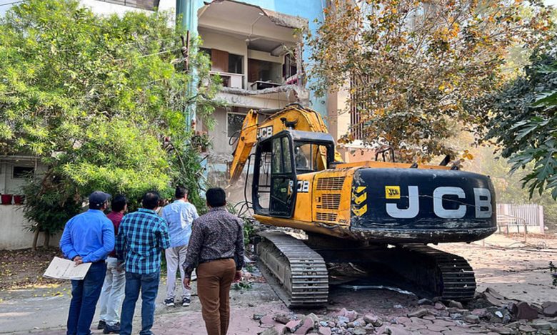 इंदौर के धार कोठी क्षेत्र में नगर निगम ने गुरुवार सुबह अवैध निर्माण हटाया,आवासीय प्लाॅट पर खोल ली थी दुकान 1 इंदौर के धार कोठी क्षेत्र में नगर निगम ने गुरुवार