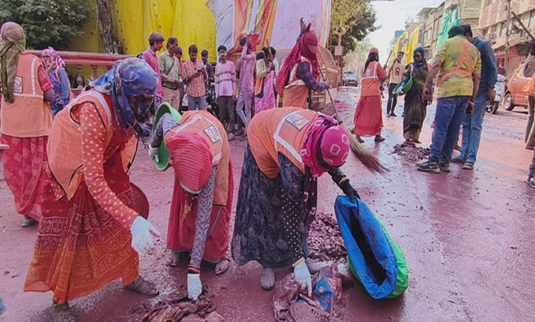 इंदौर में रंग पंचमी पर 'गेर' में 5 लाख लोग जुटे, 38मिनट में साफ हुआ शहर 1 इंदौर में रंग पंचमी पर गेर में 5 लाख लोग