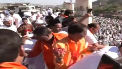 ईद की नमाज पढ़ रहे नमाजियों पर फूल बरसाने लगे