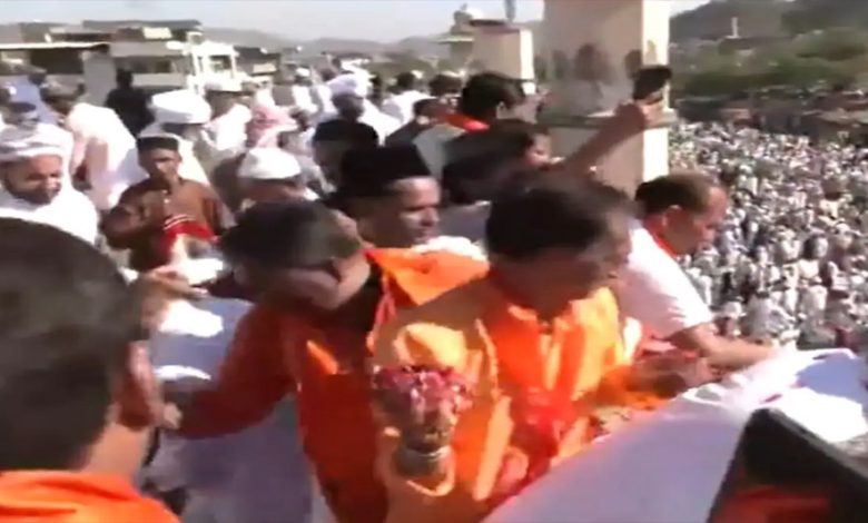 ईद की नमाज पढ़ रहे नमाजियों पर फूल बरसाने लगे