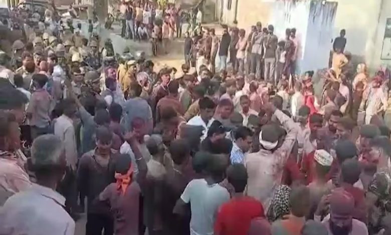 उन्नाव में बवाल... फाग जुलूस में हंगामा, उपद्रवियों ने पुलिस पर फेंके पत्थर 1 उन्नाव में बवाल फाग जुलूस में हंगामा उपद्रवियों ने पुलिस