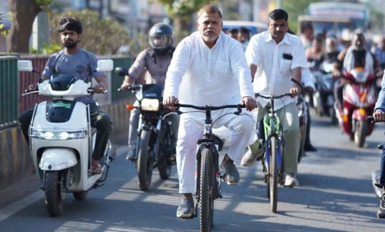 ऊर्जा मंत्री तोमर ने पर्यावरण संवारने और सेहतमंद जीवन बनाने का संदेश देने चलाई साइकिल 1 ऊर्जा मंत्री तोमर ने पर्यावरण संवारने और सेहतमंद जीवन बनाने