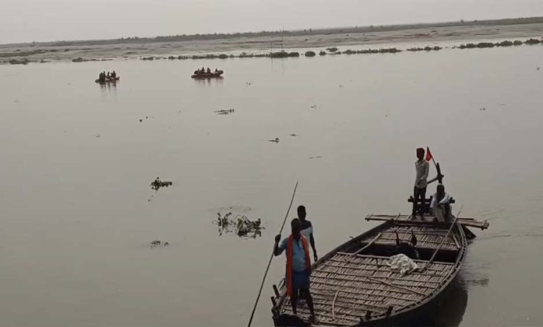 कटिहार में बड़ा हादसा, मनिहारी परवल बेचने जा रहे थे किसान, 35 किसानों को ले जा रही नाव गंगा नदी में पलटी 1 कटिहार में बड़ा हादसा मनिहारी परवल बेचने जा रहे थे
