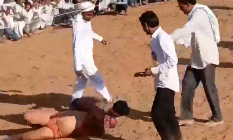 करौली में मांच दंगल में पहलवानों ने दिखाया दमखम, बराबरी पर खत्म हुआ खेल 1 करौली में मांच दंगल में पहलवानों ने दिखाया दमखम बराबरी