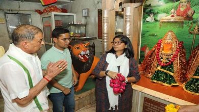 कलेक्टर ने नगर निगम आयुक्त के साथ शीतला माता मंदिर