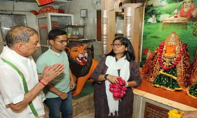 कलेक्टर ने नगर निगम आयुक्त के साथ शीतला माता मंदिर