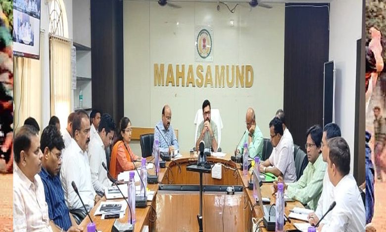 कलेक्टर ने ली समय-सीमा की बैठक 1 कलेक्टर ने ली समय सीमा की बैठक