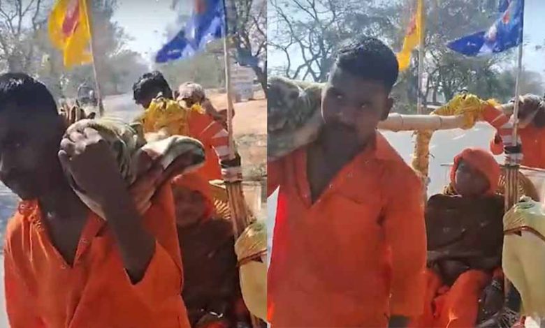 कांवड़ में मां को बैठाकर दो बेटों ने कराई चारधाम