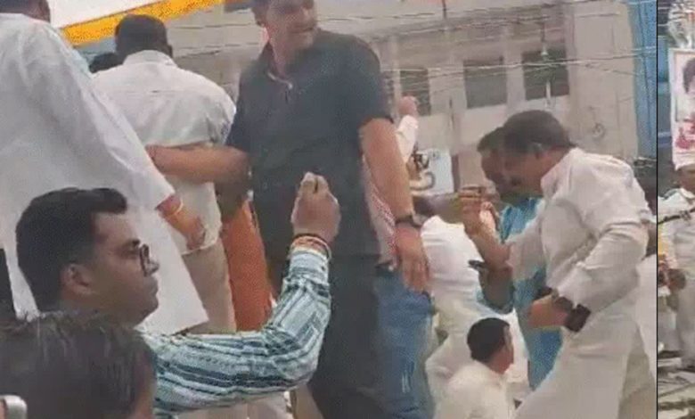 काला कपड़ाहाथों में तख्तीMP विधानसभा के बाहर विपक्ष का अनोखा