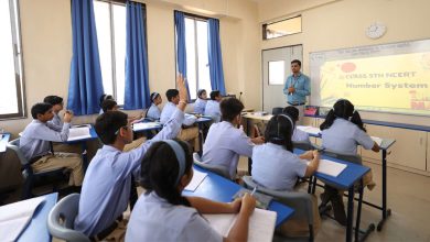 किसी खास दुकान से किताब और यूनिफार्म खरीदने पर मजबूर