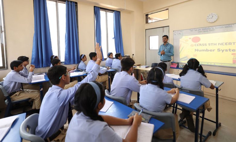 किसी खास दुकान से किताब और यूनिफार्म खरीदने पर मजबूर