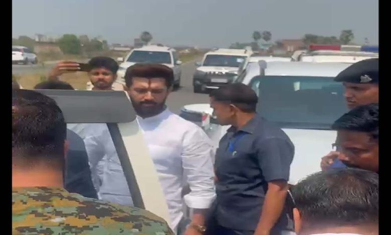 केंद्रीय मंत्री चिराग पासवान ने सड़क पर पड़े एक घायल युवक को पहुंचाया अस्पताल 1 केंद्रीय मंत्री चिराग पासवान ने सड़क पर पड़े एक घायल