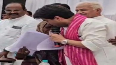 केंद्रीय मंत्री सिंधिया की जनसुनवाई के दौरान एक महिला अपने