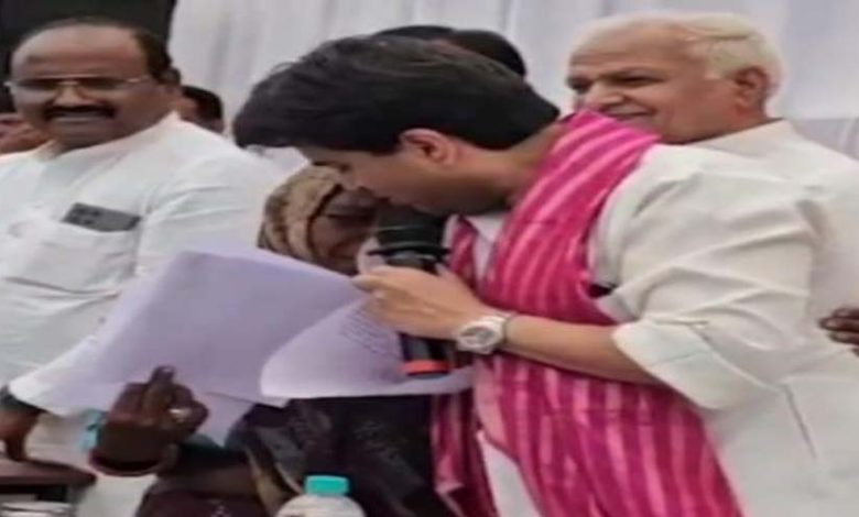 केंद्रीय मंत्री सिंधिया की जनसुनवाई के दौरान एक महिला अपने