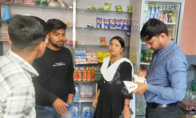 खाद्य विभाग एवं राजस्व विभाग की संयुक्त टीम ने खाद्य सामग्री का किया निरीक्षण 1 खाद्य विभाग एवं राजस्व विभाग की संयुक्त टीम ने खाद्य
