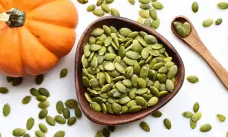 खुद को हेल्दी और फिट रखने के लिए रोज खाएं कद्दू के बीज 1 खुद को हेल्दी और फिट रखने के लिए रोज खाएं