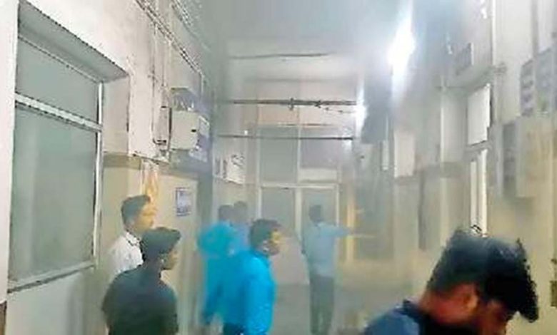 ग्वालियर शहर के कंपू स्थित कमलाराजा अस्पताल में देर रात बड़ा हादसा, एसी में शार्ट सर्किट के बाद लगी आग 1 ग्वालियर शहर के कंपू स्थित कमलाराजा अस्पताल में देर रात