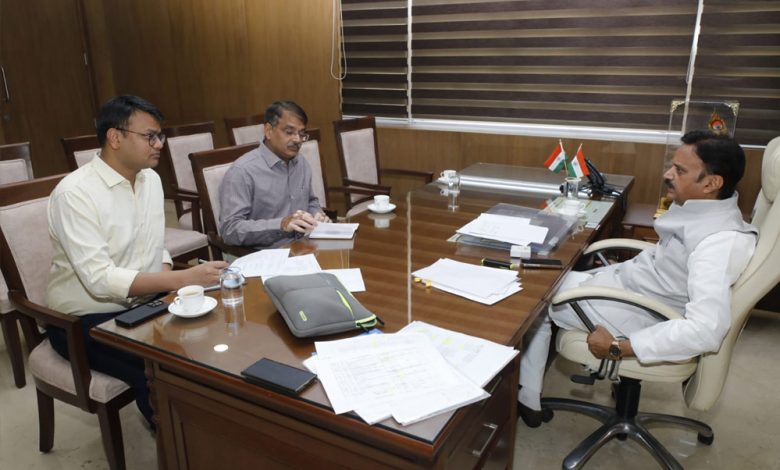 चिकित्सा शिक्षकों को पे प्रोटेक्शन के लिये कैबिनेट प्रस्ताव प्रस्तुत करें