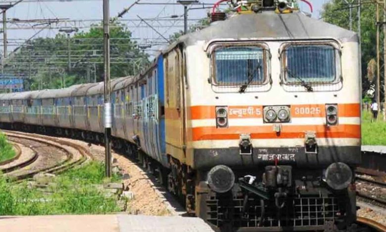 छत्तीसगढ़ एक्सप्रेस में बंदर ने रेलवे अधिकारियों व कर्मचारियों को किया परेशान 1 छत्तीसगढ़ एक्सप्रेस में बंदर ने रेलवे अधिकारियों व कर्मचारियों को