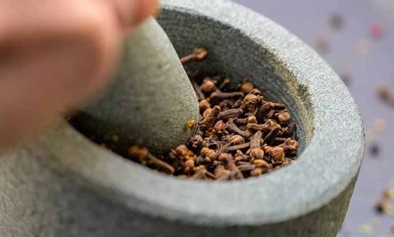 छोटी सी लौंग आपके बढ़ते वजन को कर सकती है कम