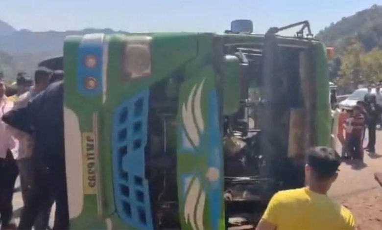 जम्मू-कश्मीर के रियासी में एक मिनी बस के पलट जाने से 22 महिला समेत 30 लोग घायल 1 जम्मू कश्मीर के रियासी में एक मिनी बस के पलट जाने