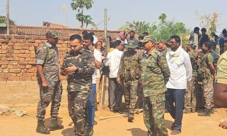 झारखंड से एक दिल दहला देने वाली घटना, एक घर में मिलीं 4 लाशें, 3 बच्चों समेत फांसी पर लटका था पिता 1 झारखंड से एक दिल दहला देने वाली घटना एक घर