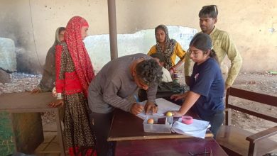 ट्रेन के सामने कूद रही थी महिला, युवक ने बचाया तो हुआ प्यार, अब करेंगे शादी 12 ट्रेन के सामने कूद रही थी महिला युवक ने बचाया