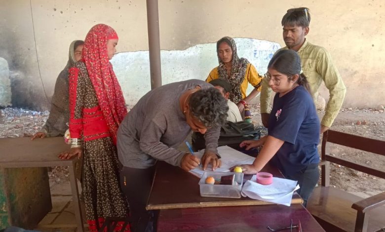 ट्रेन के सामने कूद रही थी महिला, युवक ने बचाया तो हुआ प्यार, अब करेंगे शादी 1 ट्रेन के सामने कूद रही थी महिला युवक ने बचाया