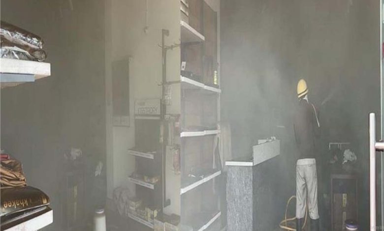 दादरी शहर के लोहारू रोड़ स्थित गोरमेंट शोरुम में अज्ञात