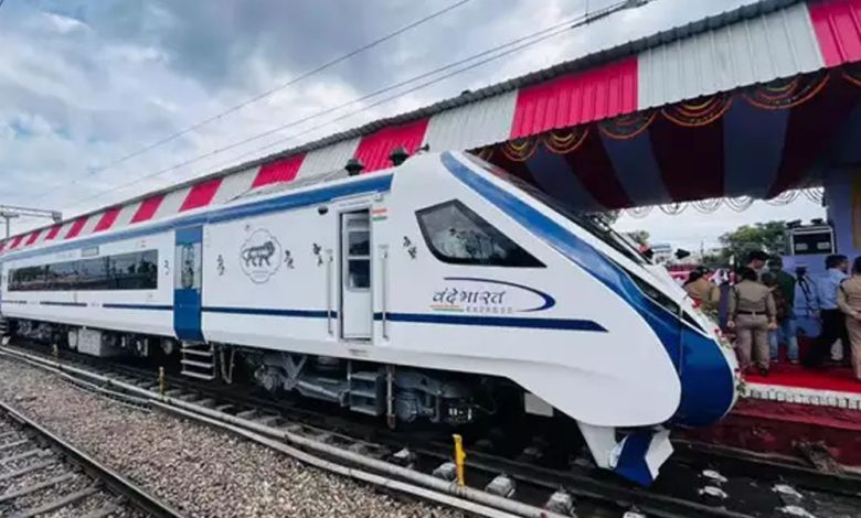 देश में दौड़ रही हैं कुल कितनी वंदे भारत एक्सप्रेस, जानें रूट से टाइम तक सब 1 देश में दौड़ रही हैं कुल कितनी वंदे भारत एक्सप्रेस