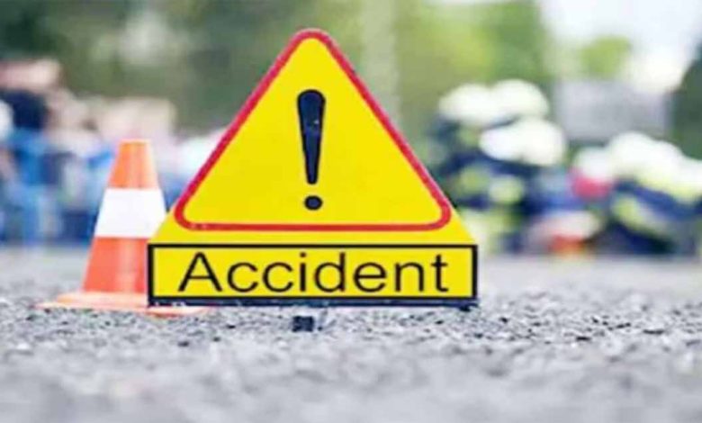 दो बाइकों में आमने सामने की भिड़ंत चार लोग सड़क पर
